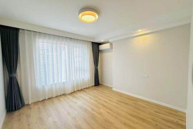 Unfurnished 3BR 2BA w/Heating&Balcony in the Courtyards, Zhenning Rd