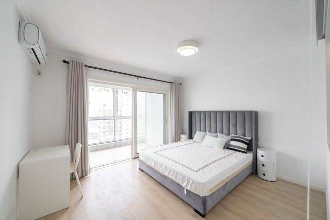 2 Brs, 1 Living room with Floor heating/Central ac/Oven, 120 sqm @ Shanghai stadium L4