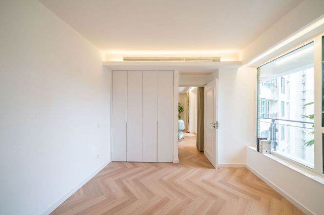 Xujiahui 3-bers apartment with outdoor balcony, bathtub, hollow space and underfloor heating.