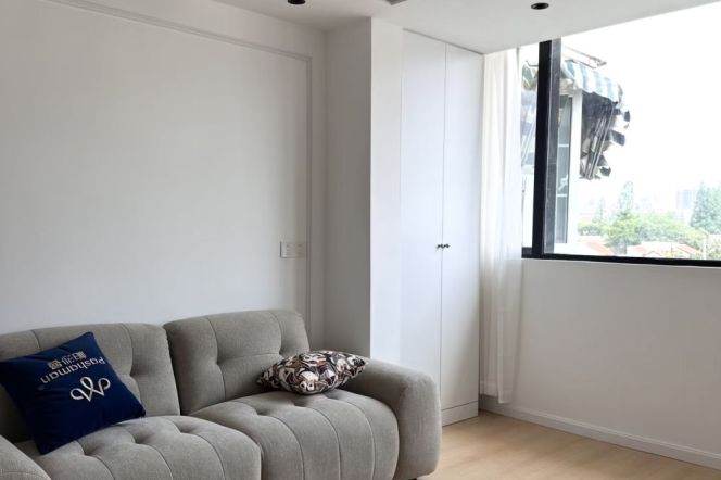 popular location- IAPM - renovated - floor heating- balcony- bright 