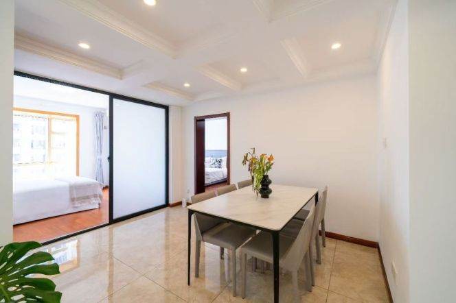 modern 3brs nice balcony in Xujiahui close to shopping mall and Xujiahui park ,Church
