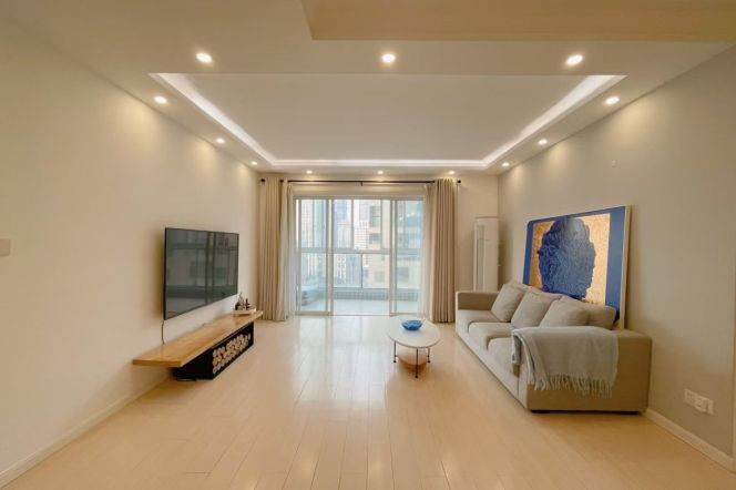 4 Brs, 2 Baths, Balcony/Dryer, 210 sqm, High rise building @ Shanghai stadium L4