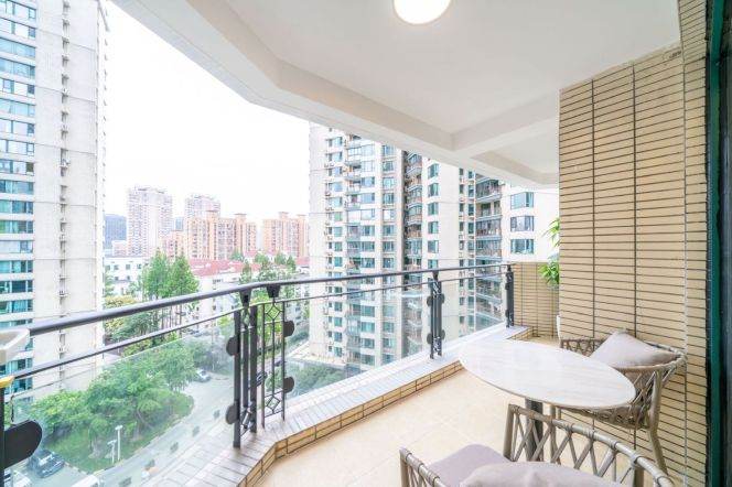 Xujiahui 3-bers apartment with outdoor balcony, bathtub, hollow space and underfloor heating.