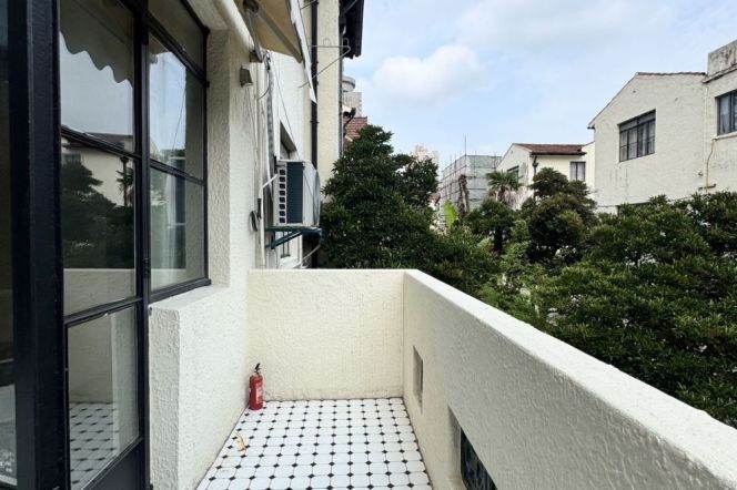 Bright& Modern&High ceilings 2Br+balcony | Hengshan rd Metro Line1 | Zhaojiabang rd 7&9