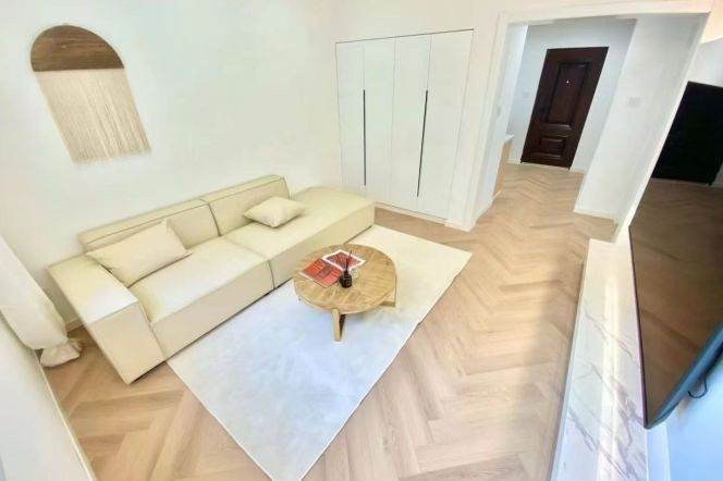 Jiangsu rd/modern 1br 2lr/big living room/elevator/Nice compound,@L11/2