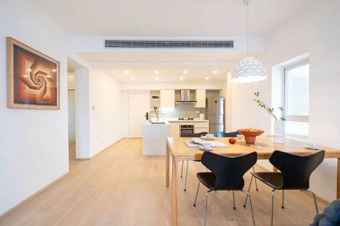    2+1BR Modern Apartment on Huaihai Middle Road, Central Xuhui with Complete Amenities