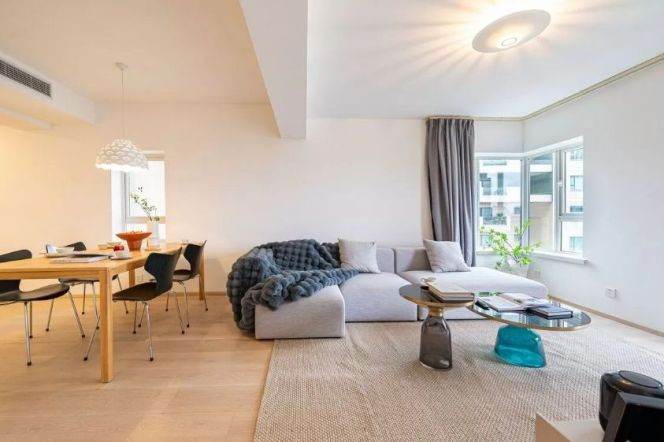    2+1BR Modern Apartment on Huaihai Middle Road, Central Xuhui with Complete Amenities