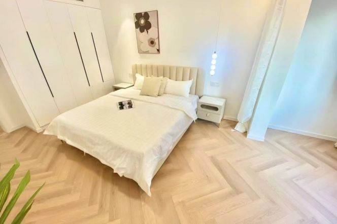 Jiangsu rd/modern 1br 2lr/big living room/elevator/Nice compound,@L11/2