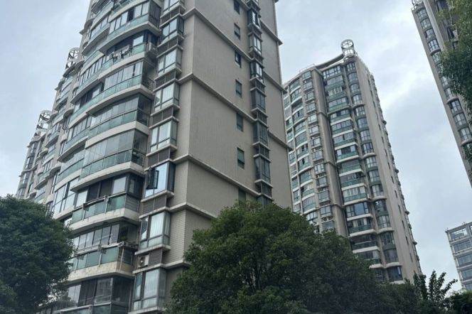 Modern decoration 1bedroom with balcony and floor heating in yishan road