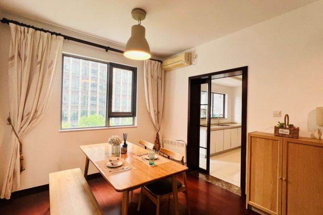 3 Brs, 2 Baths, Open Balcony/ Wall heating/Dryer, 160 sqm @ Xujiahui station L1,9&11