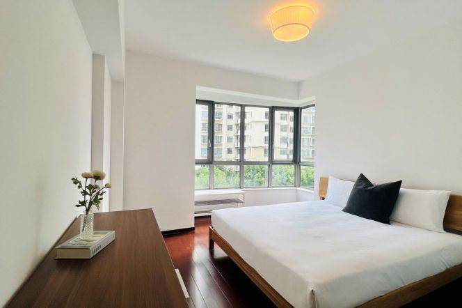 3 Brs, 2 Baths, Open Balcony/ Wall heating/Dryer, 160 sqm @ Xujiahui station L1,9&11