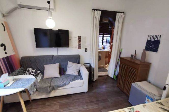  One BR apt  quite nr jiang su Rd station line2/11 for long&short rent