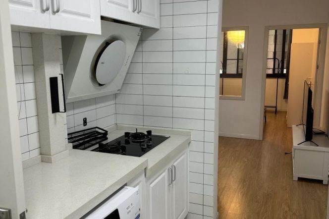 Cozy  1 br in Old XuHui 4 mins walking to L 1/7 ChangShu Rd St.