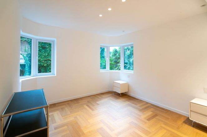 Julu rd/South Shanxi rd floor heating 3brs apt with walk in closet & balcony; L2/7