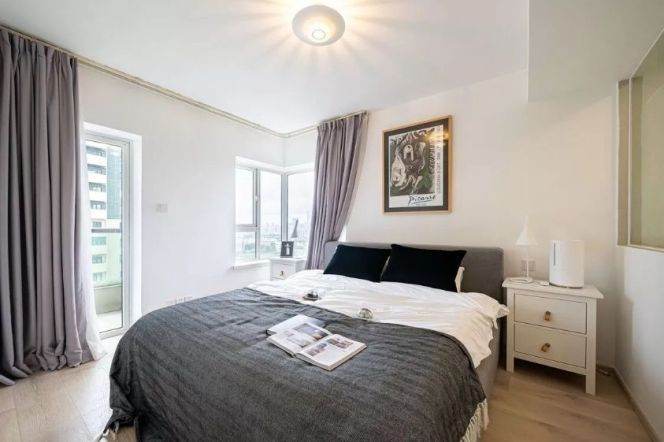    2+1BR Modern Apartment on Huaihai Middle Road, Central Xuhui with Complete Amenities