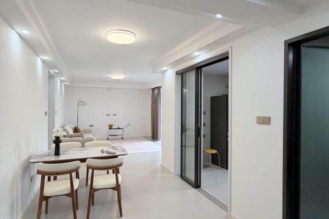 3 Brs, 2 Baths, Central ac/Dryer, 150 sqm, Brand-new Dec @ Zhongtan metro L3&4