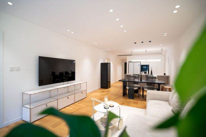 Julu rd/South Shanxi rd floor heating 3brs apt with walk in closet & balcony; L2/7