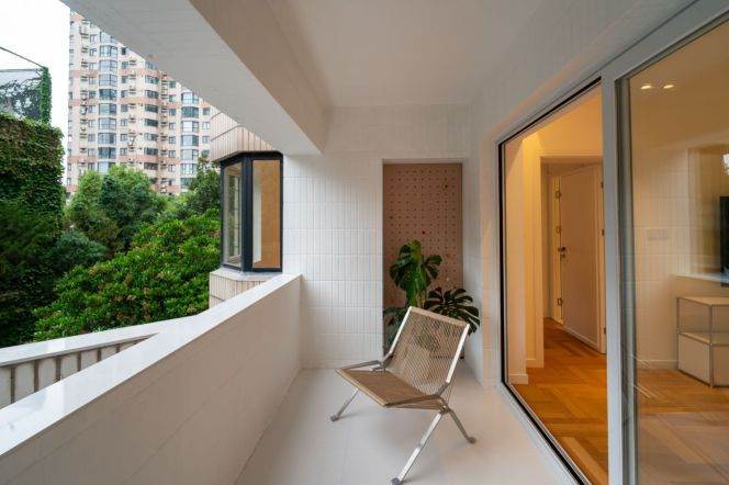 Julu rd/South Shanxi rd floor heating 3brs apt with walk in closet & balcony; L2/7