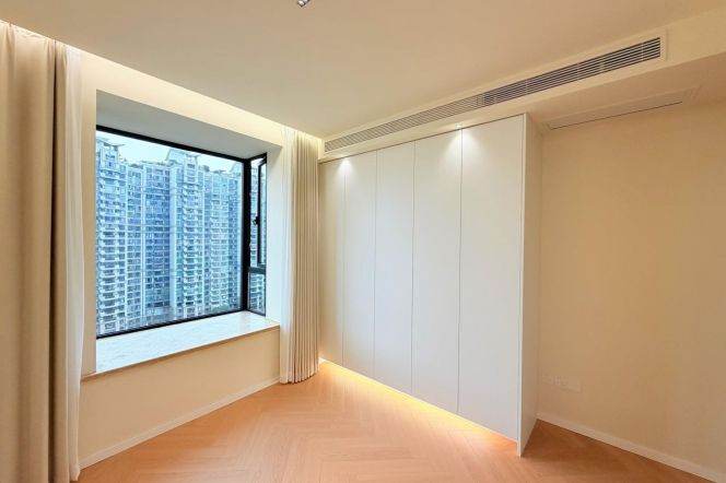 Suzhou W. rd/ Changping rd 2brs/2lr/2ba apt with balcony; L1/12/13
