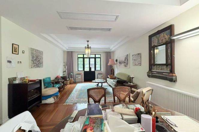 An apartment on Huaihai Middle Road, with good lighting and two small balconies.