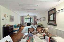 An apartment on Huaihai Middle Road, with good lighting and two small balconies.