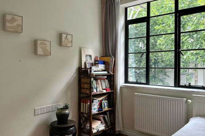 An apartment on Huaihai Middle Road, with good lighting and two small balconies.