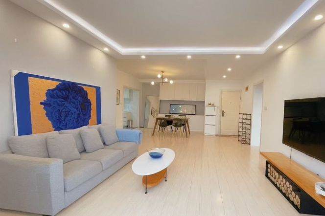 4 Brs, 2 Baths, Balcony/Dryer, 210 sqm, High rise building @ Shanghai stadium L4