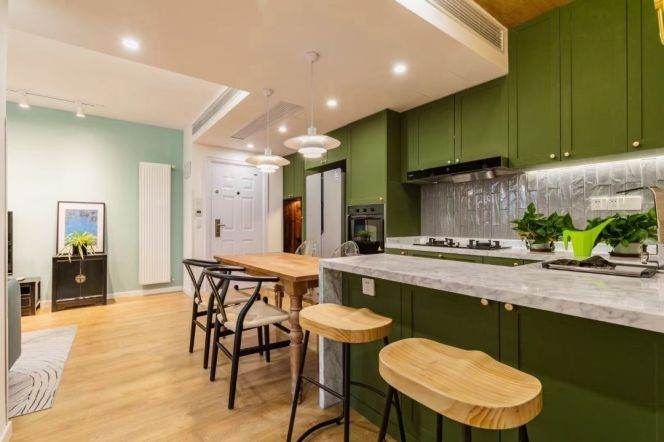 Elevator 3-bedroom apartment, Zhaojiabang Road, 3-min walk to Line 9 & 12 Jiashan Road Station