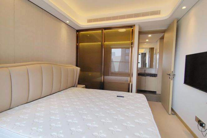 Good layout 2 br with 3 sides windows ,easy walking to L 6/8/11 , NYU shanghai