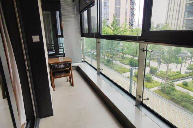 4 br with floor heating + big balcony next Wellington shanghai . L6/8/11
