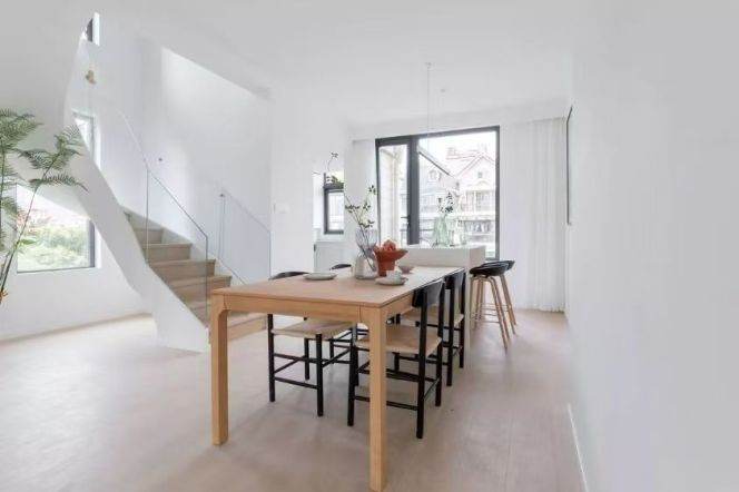 Low-Density Triplex Garden Townhouse in Pudong Yuanshen | Premium Rental