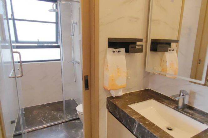 Good layout 2 br with 3 sides windows ,easy walking to L 6/8/11 , NYU shanghai