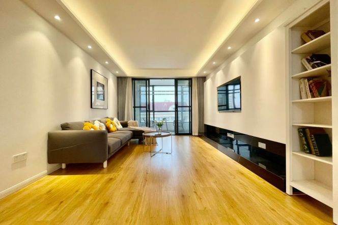 Top of City, with an outdoor balcony, 2 bedrooms, near Nanjing West Road subway station