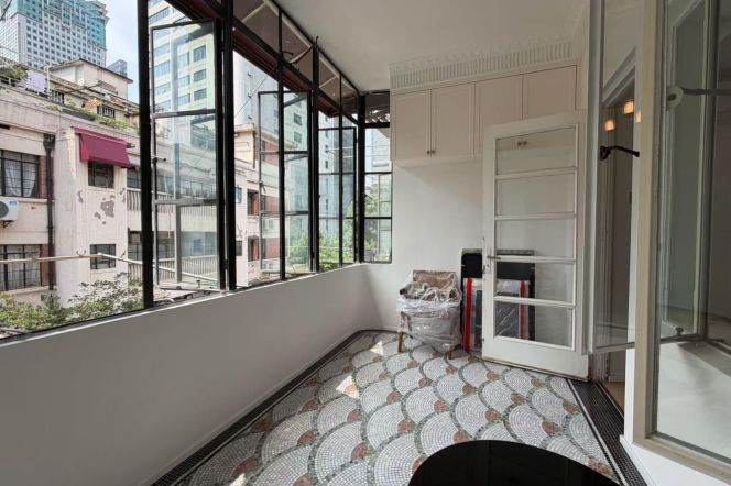 Historic 2+1br with balcony nr Jing'an Temple   Line 2/7/14  
