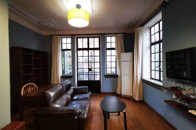 Classic Apt with open Balcony in West Nanjing Road