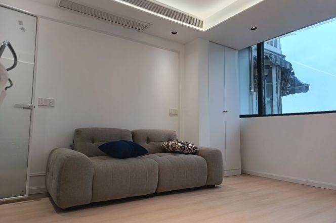 Good Balcony Apt in Changle Road 