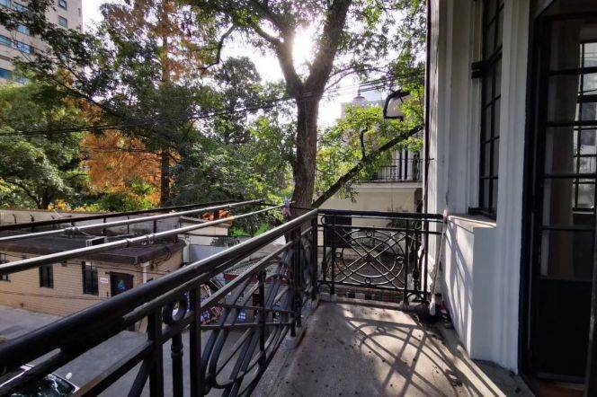 Classic Apt with open Balcony in West Nanjing Road