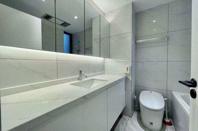 Top of City, with an outdoor balcony, 2 bedrooms, near Nanjing West Road subway station