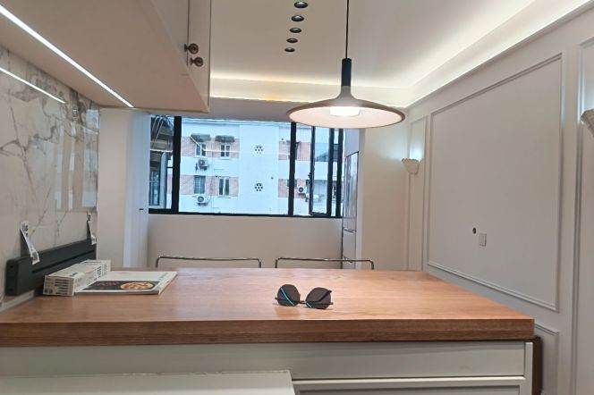Good Balcony Apt in Changle Road 