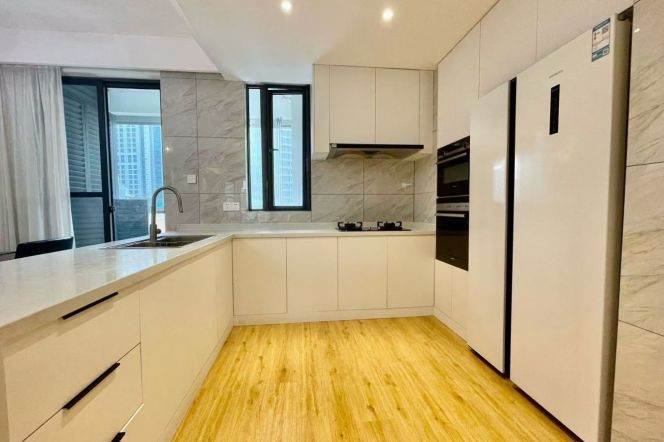 Top of City, with an outdoor balcony, 2 bedrooms, near Nanjing West Road subway station