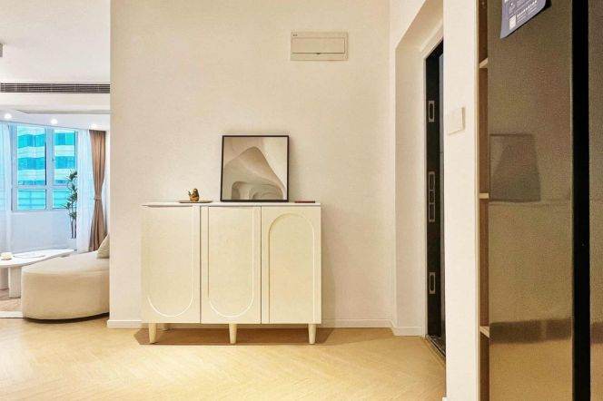 Elevator 2-bedroom apartment, Caoxi North Road, 2 mins walk to Line 1/9/11 Xujiahui Station