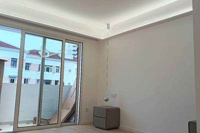 Good Balcony Apt in Changle Road 
