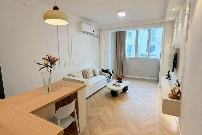 Hongqiao Lu morden & charming 1br lift with 8k
