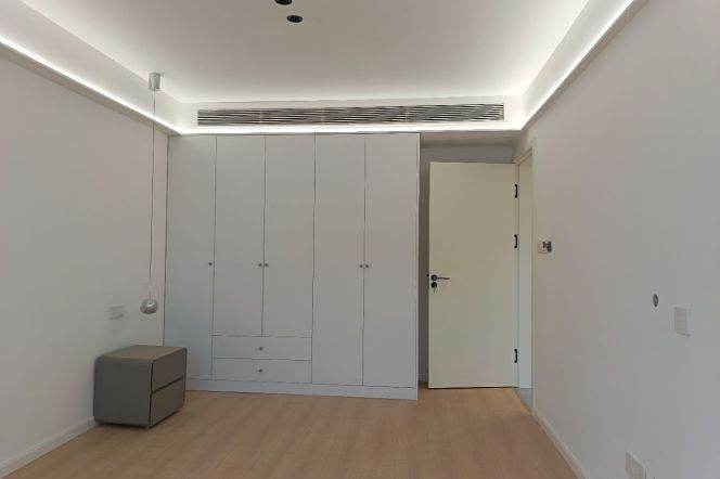 Good Balcony Apt in Changle Road 