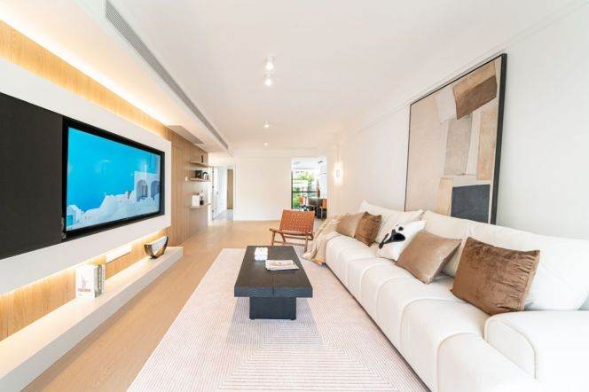  3-Bedroom Flat in Zhongshan Park Changning | Central Air & Floor Heating