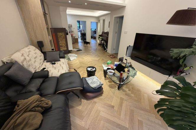 2 brs near L10/L11 jiaotong uni station