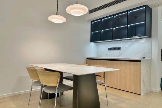 3-Bedroom Apartment in Lujiazui Core | Central Air & Full Floor Heating  