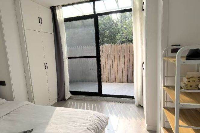 Nice 1br/1lr/yard @jiangsu rd sta 5.6k