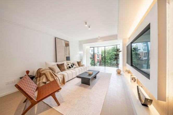  3-Bedroom Flat in Zhongshan Park Changning | Central Air & Floor Heating