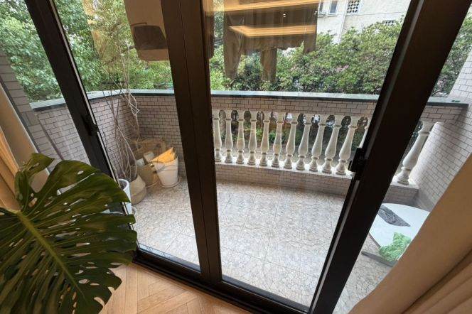 2 brs near L10/L11 jiaotong uni station